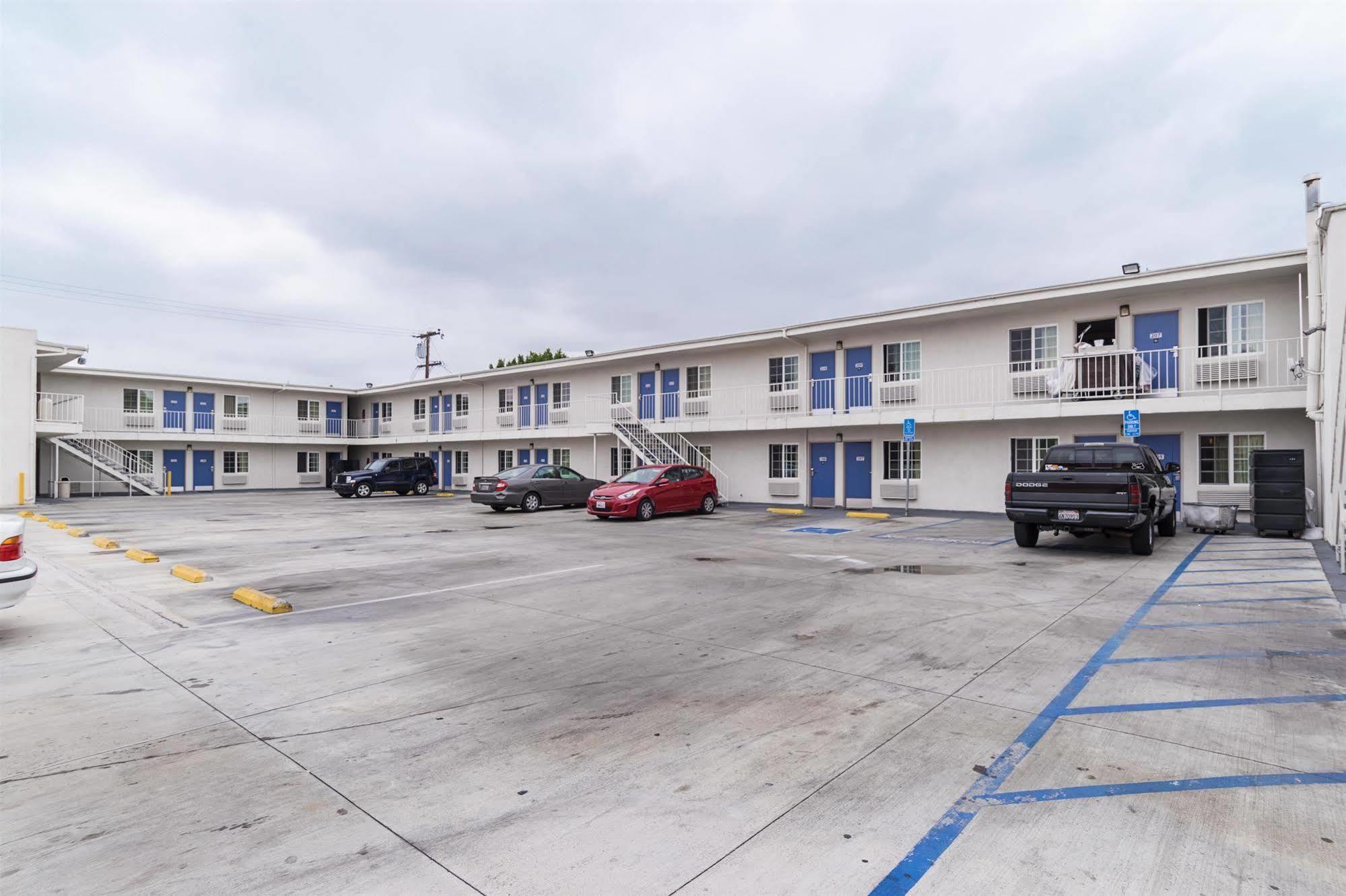 Motel 6-Long Beach, Ca - International City Kültér fotó
