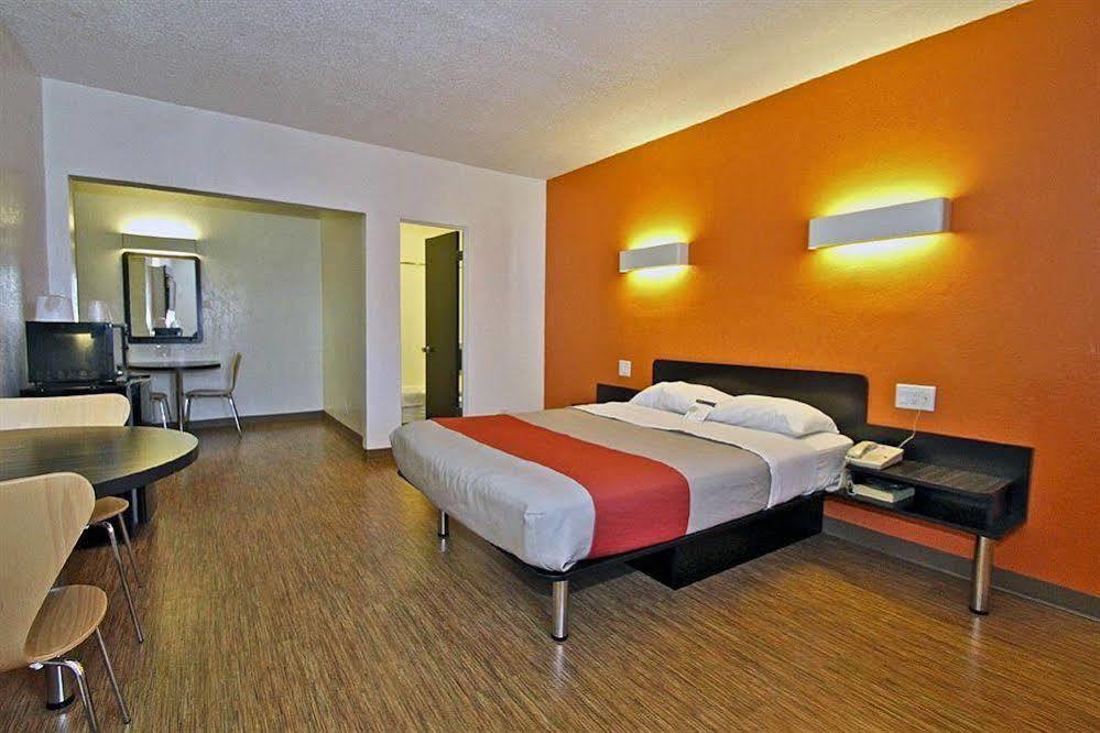 Motel 6-Long Beach, Ca - International City Kültér fotó